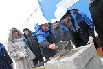 272.Антон закладывает первый камень в основании нового бассейна, Екатеринбург, 1 декабря 2010г.